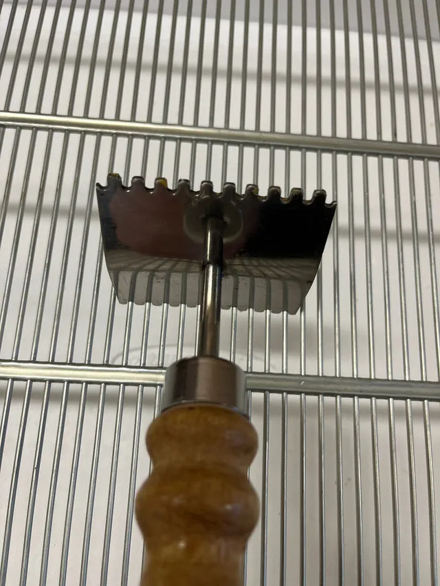 Bienenwagner Absperrgitter-Reinigungskratzer Edelstahl Holzgriff