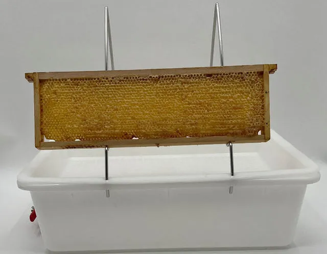 Bienenwagner Entdeckelungsgeschirr mit Sieb und Quetschhahn